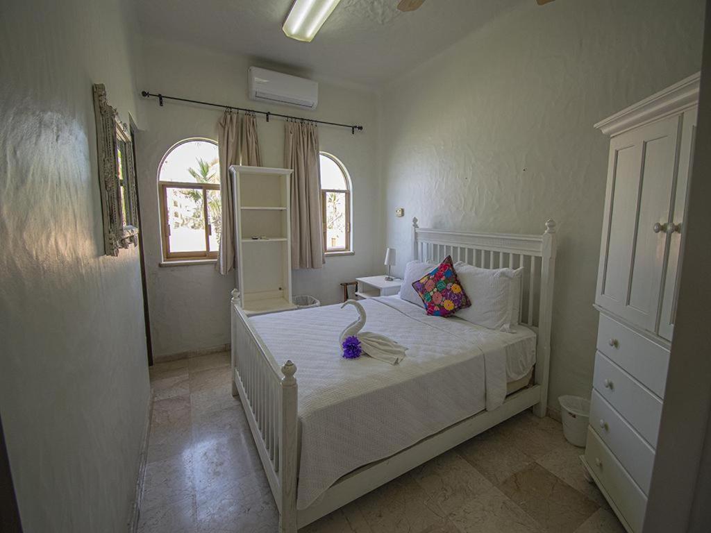 Beachfront Delfin Estate With Pool Sleeps 43 Mazatlan Exterior photo